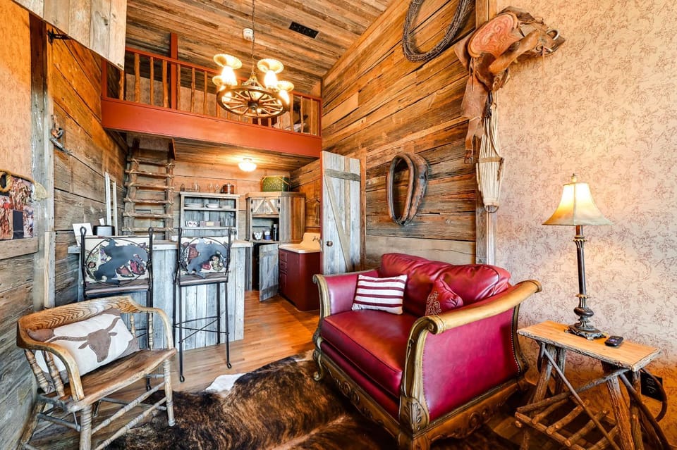 Western-Themed Decatur Studio on Main Street! Apartment in Decatur