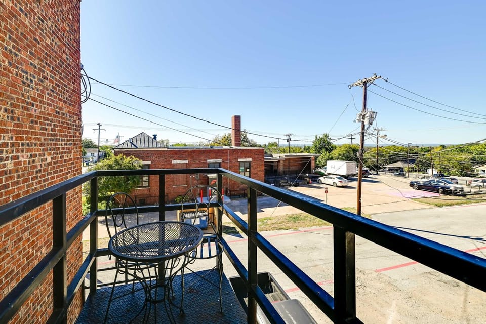 Western-Themed Decatur Studio on Main Street! Apartment in Decatur