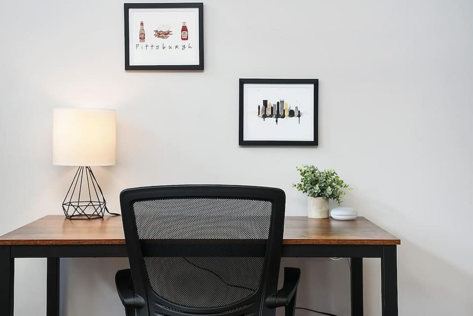 HostWise Stays - The "Row" House - Beautiful Space, Two King Beds House in Pittsburgh