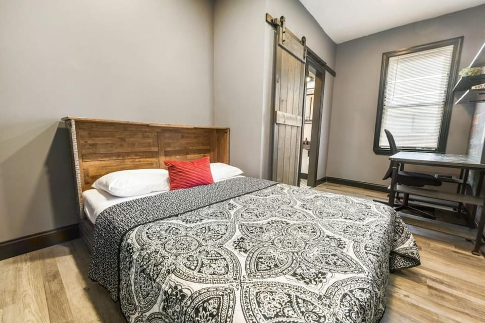 HostWise Stays - Prime Location in Lawrenceville, Exposed Brick 2BR Home House in Pittsburgh