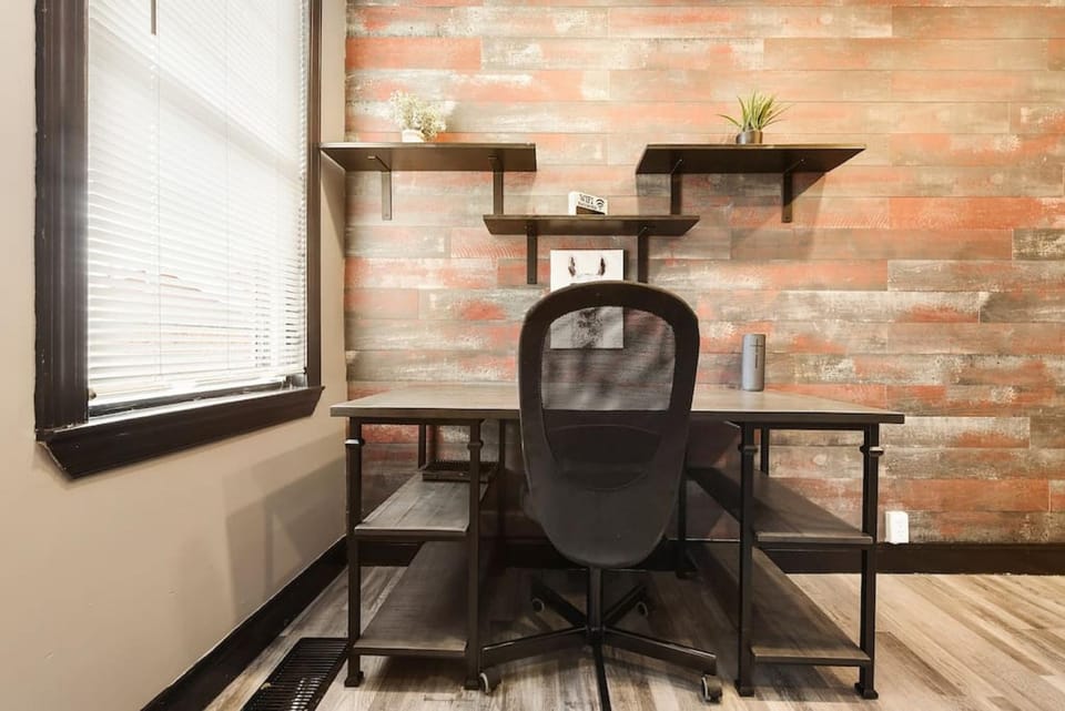 HostWise Stays - Prime Location in Lawrenceville, Exposed Brick 2BR Home House in Pittsburgh