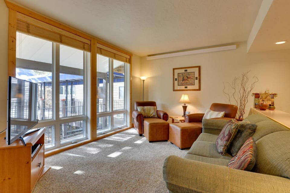 1/2 Mi to Granby Ranch: Townhome w/ Fireplace! House in Granby