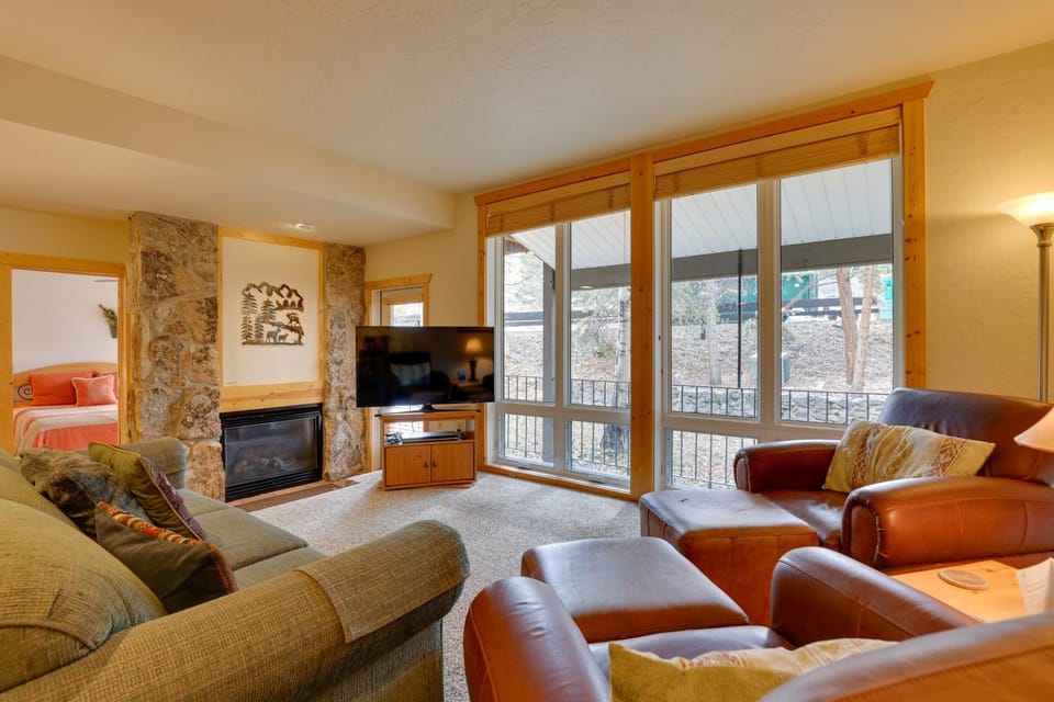 1/2 Mi to Granby Ranch: Townhome w/ Fireplace! House in Granby