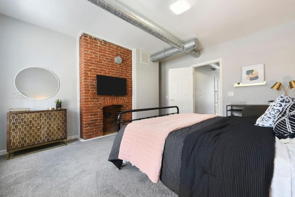 HostWise Stays - Free Parking, Highly Walkable, 2 Full bathrooms House in Pittsburgh