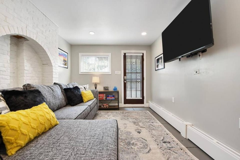 HostWise Stays - Great Balcony Views, Patio, Minutes to Stadiums House in Pittsburgh