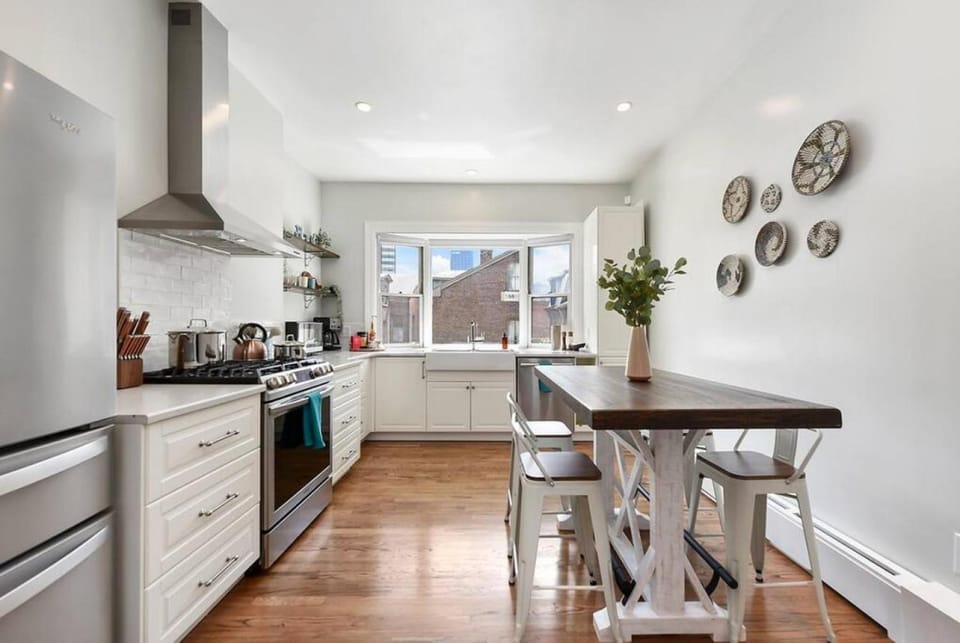 HostWise Stays - Great Balcony Views, Patio, Minutes to Stadiums House in Pittsburgh