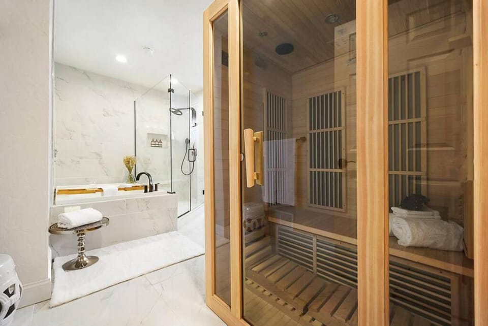 HostWise Stays - The Carnegie - Sauna, 1 Block from Butler St, Family Friendly House in Pittsburgh