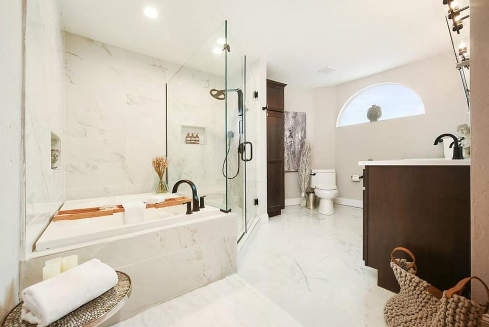 HostWise Stays - The Carnegie - Sauna, 1 Block from Butler St, Family Friendly House in Pittsburgh