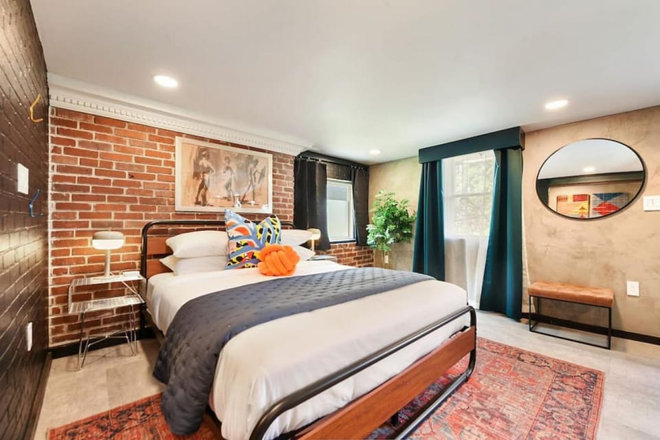 HostWise Stays - The Ridgway - 2 Apts in 1 - Great Privacy, Designer Space House in Pittsburgh