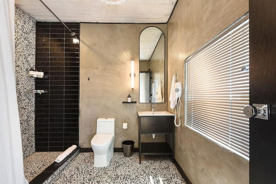 HostWise Stays - The Ridgway - 2 Apts in 1 - Great Privacy, Designer Space House in Pittsburgh