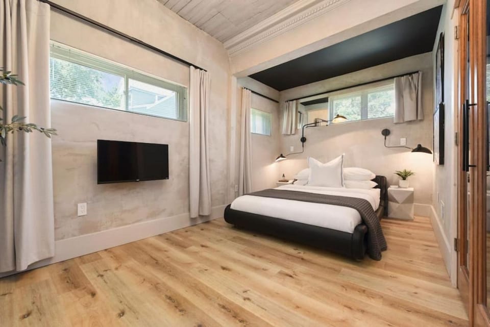 HostWise Stays - The Ridgway - 2 Apts in 1 - Great Privacy, Designer Space House in Pittsburgh