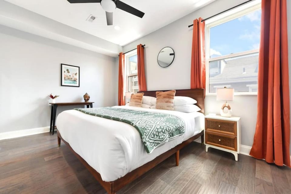 HostWise Stays - The Charlotte - Rooftop patio, Garage Parking, Prime Location, Large 3 Story Home House in Pittsburgh