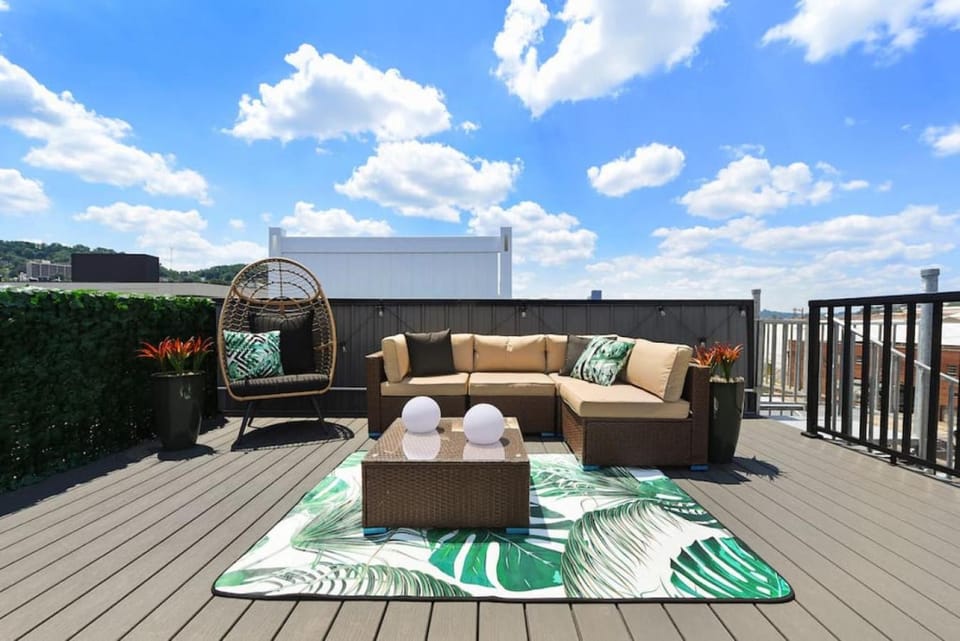 HostWise Stays - The Charlotte - Rooftop patio, Garage Parking, Prime Location, Large 3 Story Home House in Pittsburgh