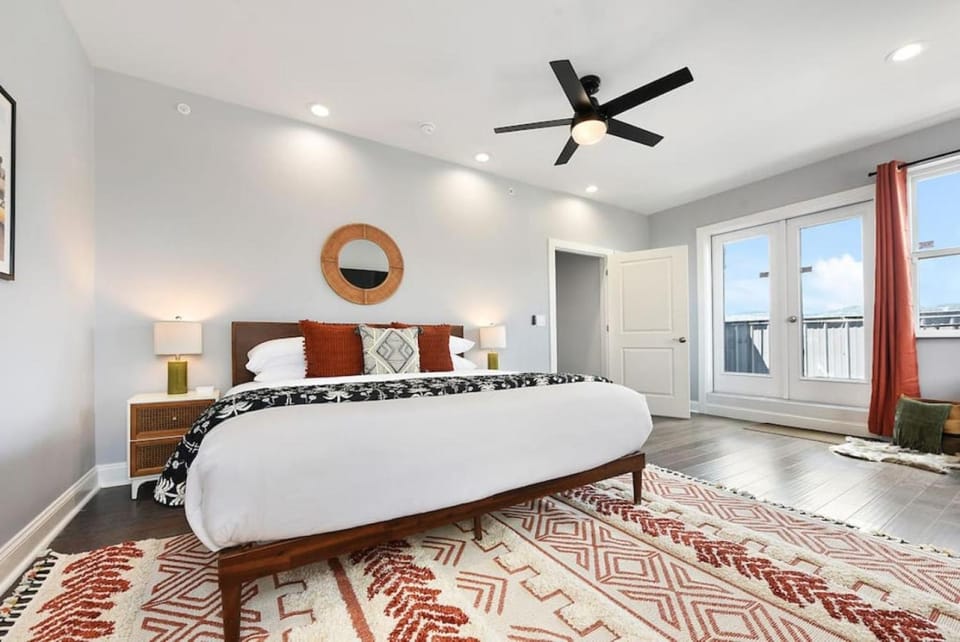 HostWise Stays - The Charlotte - Rooftop patio, Garage Parking, Prime Location, Large 3 Story Home House in Pittsburgh