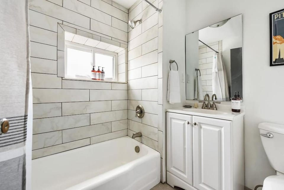 HostWise Stays - The Butler - Prime 1BR Butler St Apt, across from Umami Apartment in Pittsburgh