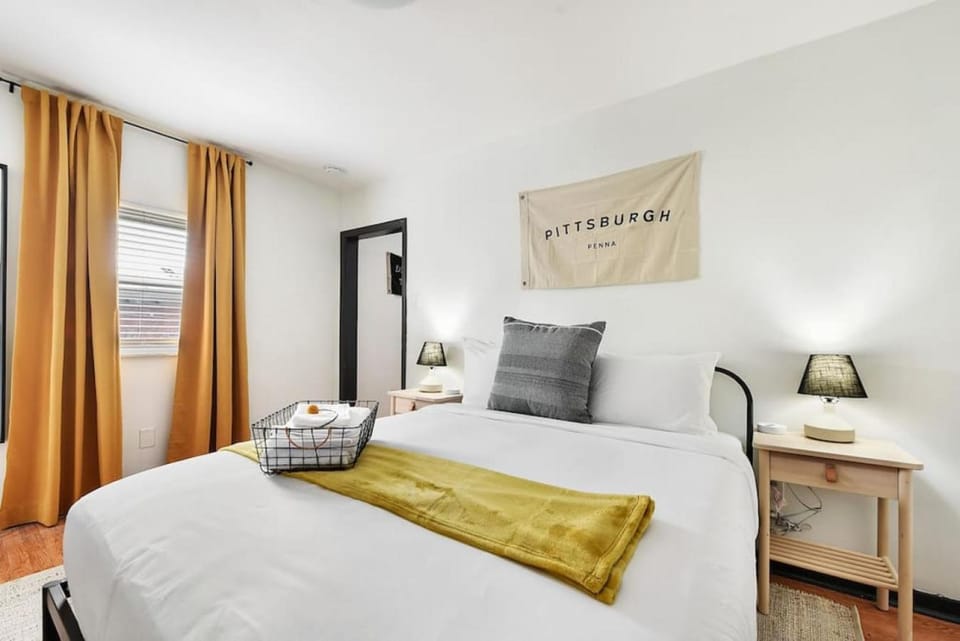 HostWise Stays - The Butler - Prime 1BR Butler St Apt, across from Umami Apartment in Pittsburgh