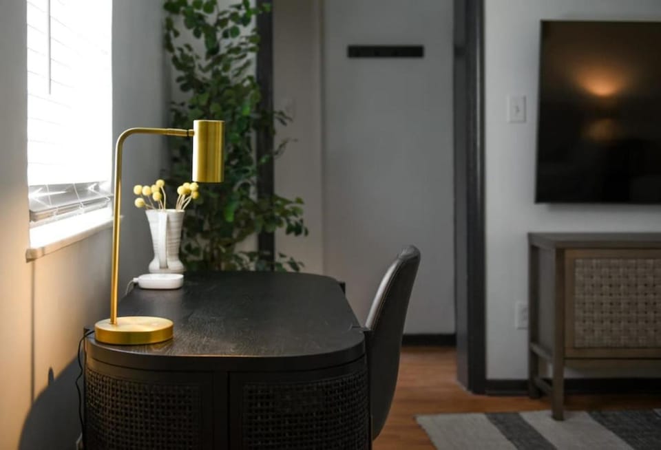 HostWise Stays - The Butler - Prime 1BR Butler St Apt, across from Umami Apartment in Pittsburgh