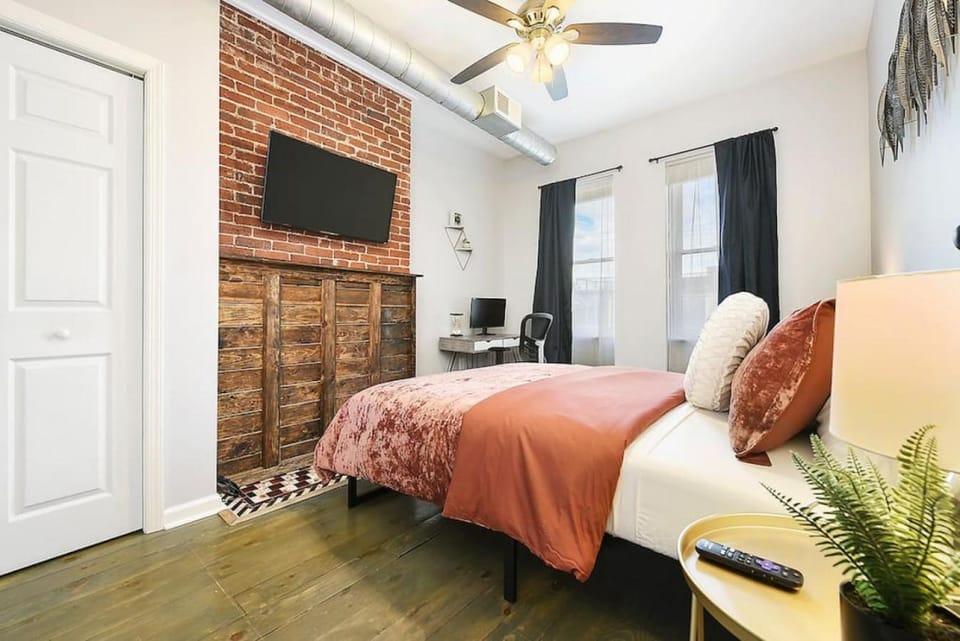 HostWise Stays - Triplex, Great for Groups, 3 Separate Apts, Free Parking House in Pittsburgh