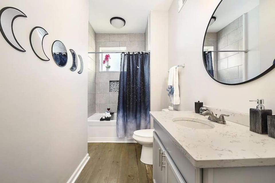 HostWise Stays - Triplex, Great for Groups, 3 Separate Apts, Free Parking House in Pittsburgh