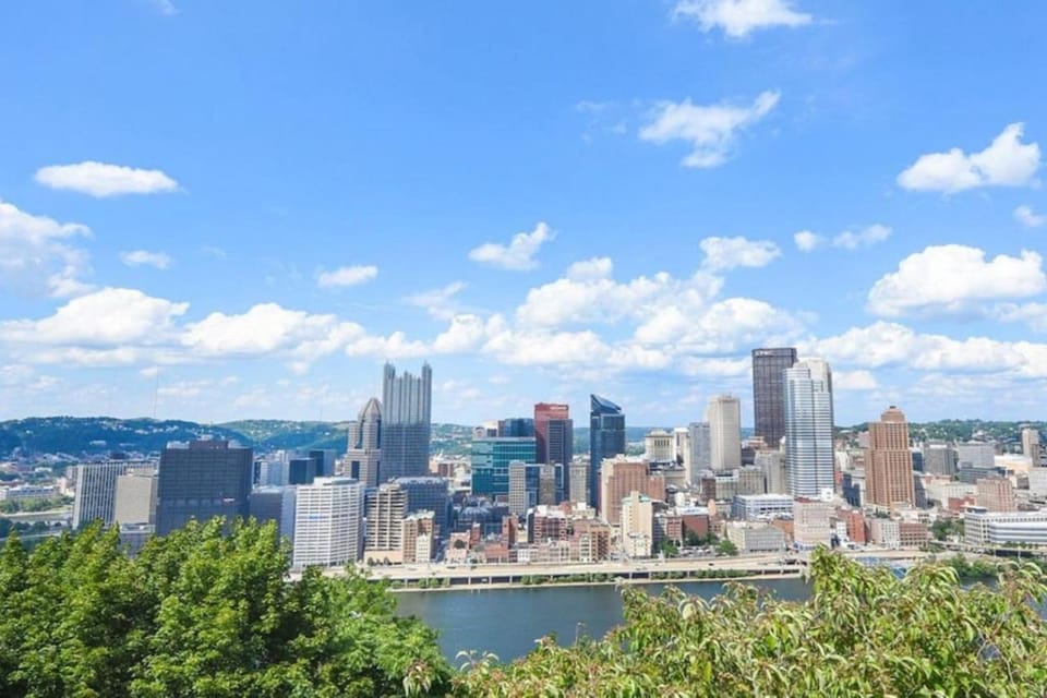 HostWise Stays - The Grandview - King Bed - Spectacular Views - Great Work Space Apartment in Pittsburgh