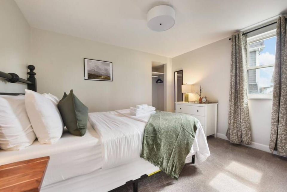 HostWise Stays - The Cielo - Ohio River Views! House in Pittsburgh