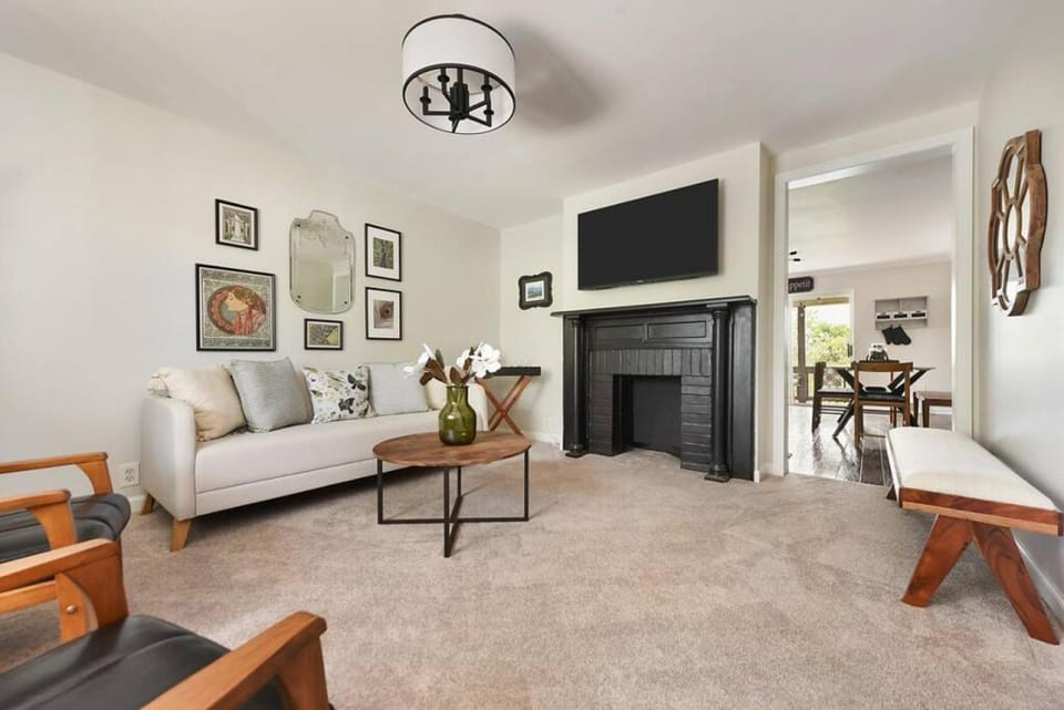 HostWise Stays - The Cielo - Ohio River Views! House in Pittsburgh