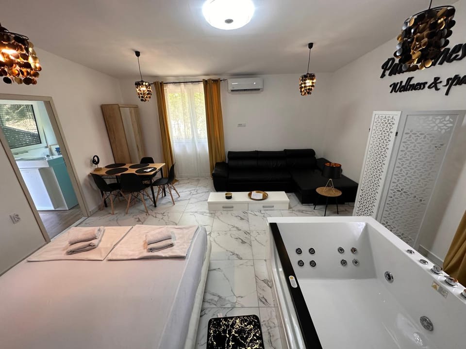 Dining area, Bedroom, Bath, towels