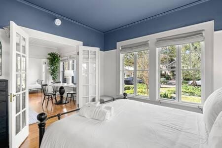 Bed, Photo of the whole room, Seating area, Bedroom, towels