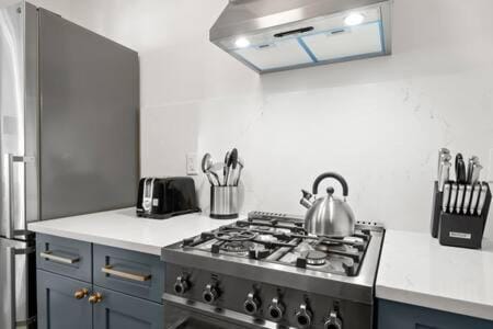 Kitchen or kitchenette, pet friendly, stove