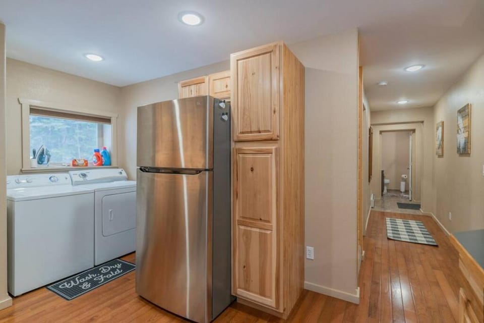 Kitchen or kitchenette, washing machine, dryer