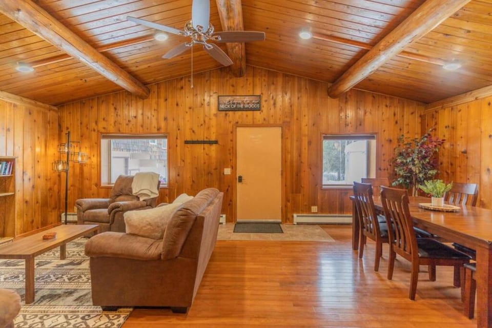 Living room, Seating area, Dining area, fireplace