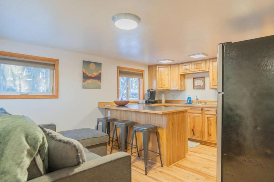 Kitchen or kitchenette, Living room, Seating area, Dining area, minibar, stove