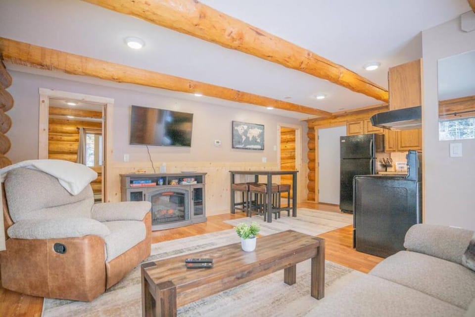 TV and multimedia, Kitchen or kitchenette, Living room, Photo of the whole room, Dining area, pet friendly