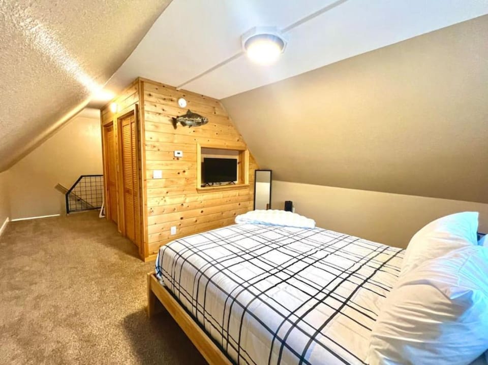 Bed, TV and multimedia, Photo of the whole room, Bedroom