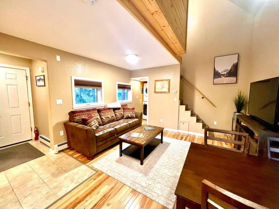 TV and multimedia, Living room, Seating area, washing machine, dryer