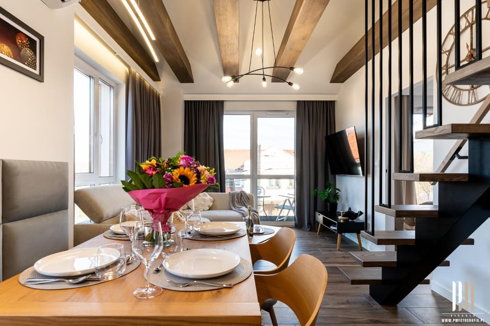TV and multimedia, Living room, Seating area, Dining area, air conditioner
