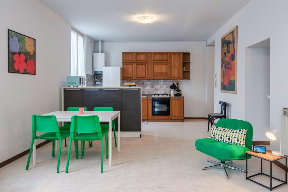 Living room, Dining area, oven