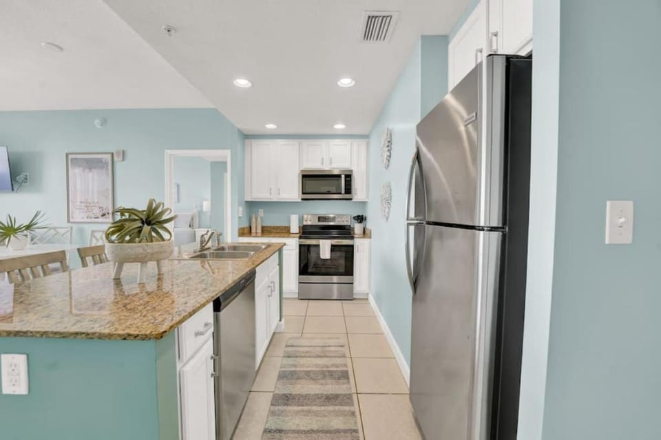 Kitchen or kitchenette, dishwasher, minibar, oven, stove