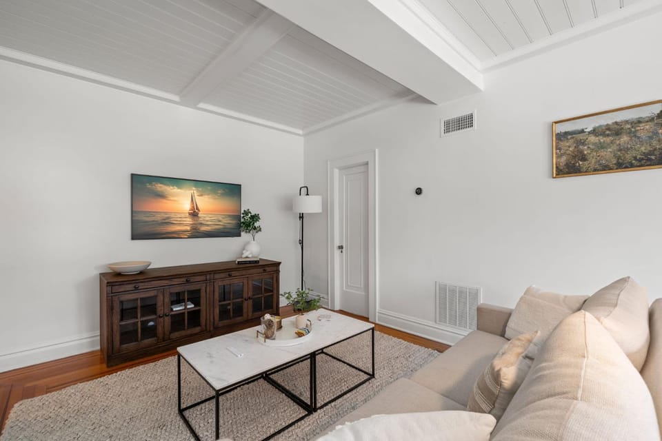 The Adaline Room #8 - Beautiful Hyde Park Apt, 2nd Floor, Steps to Bayshore Apartment in Tampa