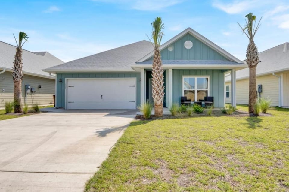 Spacious 5-Bed Beach Home with Pool, Golf Cart, Pet-Friendly, Resort Amenities House in Florida