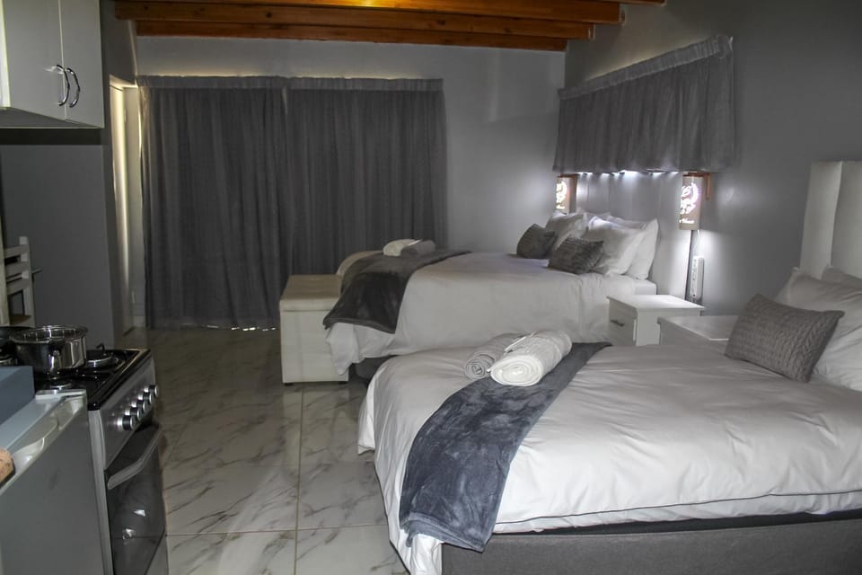 Bed, Kitchen or kitchenette, Bedroom
