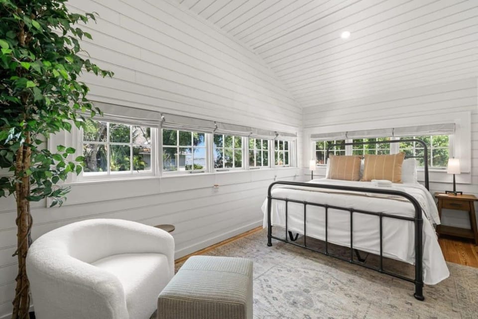 NEW! The Adaline Room #9 - Updated Hyde Park Penthouse, Steps to Bayshore Apartment in Tampa