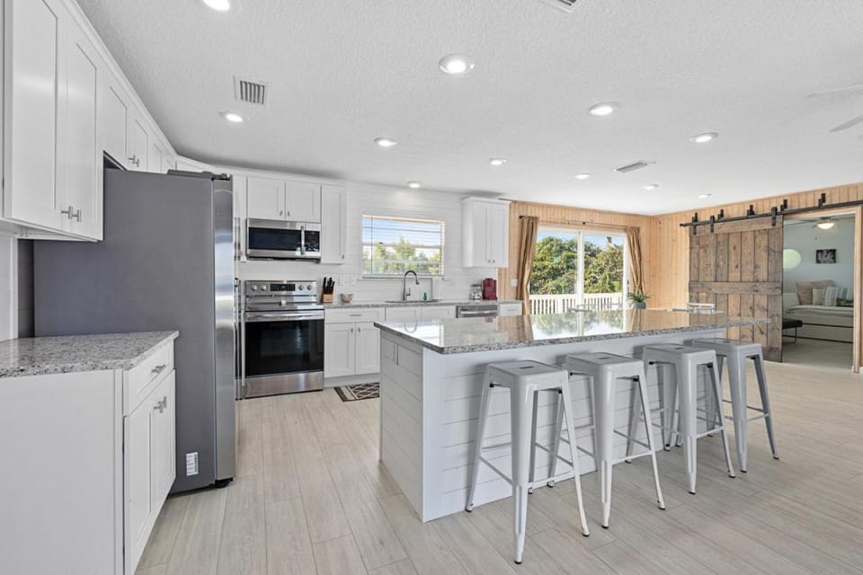 Kitchen or kitchenette, Dining area, dishwasher, minibar, stove