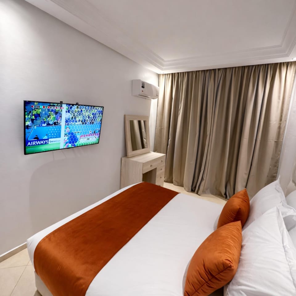 Bed, TV and multimedia, Bedroom