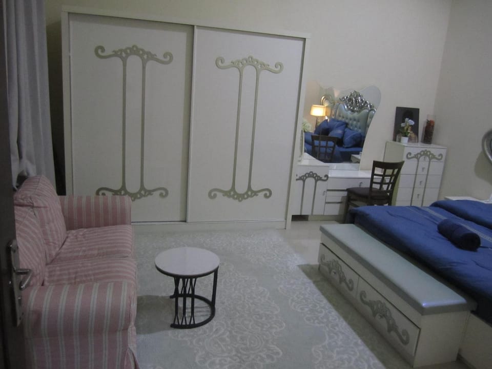 Bed, Photo of the whole room, Seating area, Bedroom