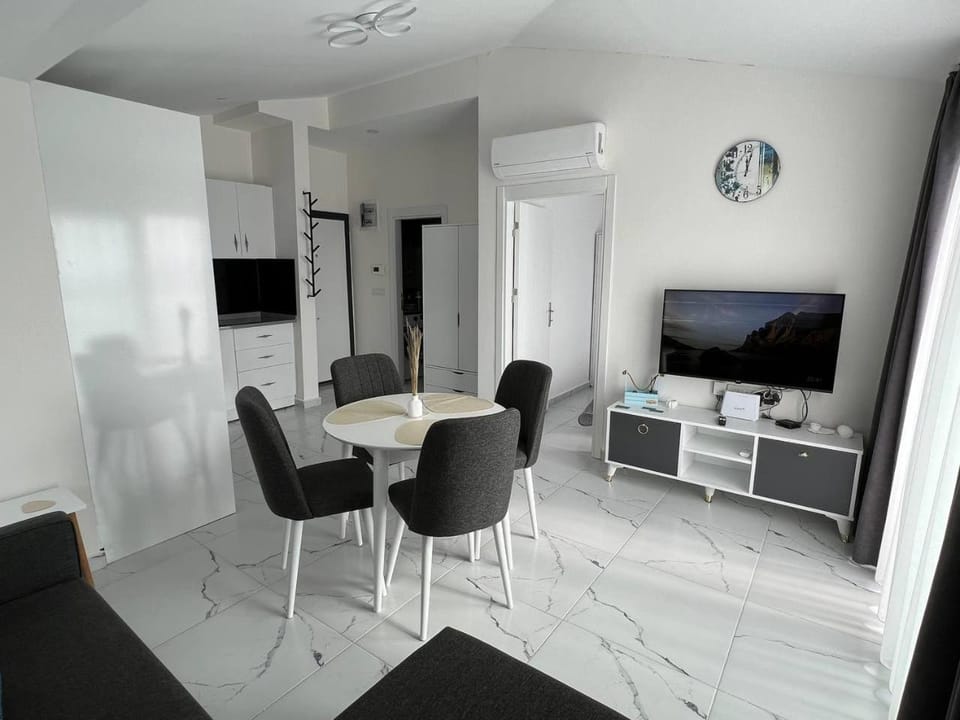 Communal lounge/ TV room, TV and multimedia, Living room, Seating area, Dining area