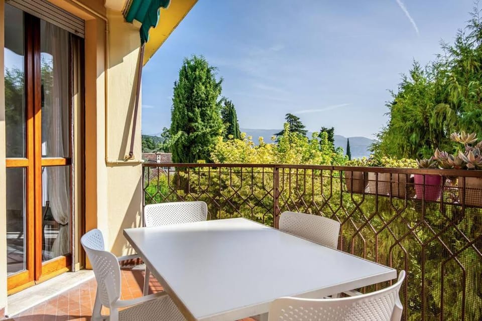 HOST4U - RELAIS VITTORIALE Cozy Apartment with Balcony in Gardone Riviera, Parking Included Apartment in Lake Garda