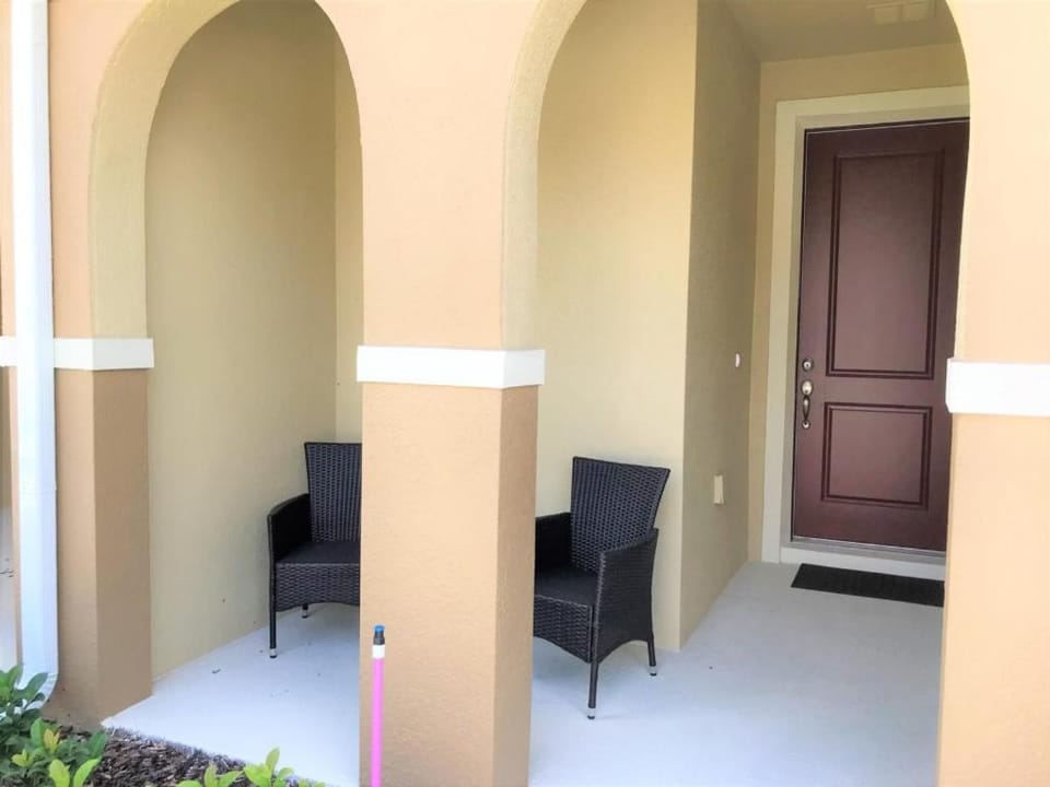 Spacious 4BR Kissimmee Townhome with modern amenities, perfect for families! House in Osceola County