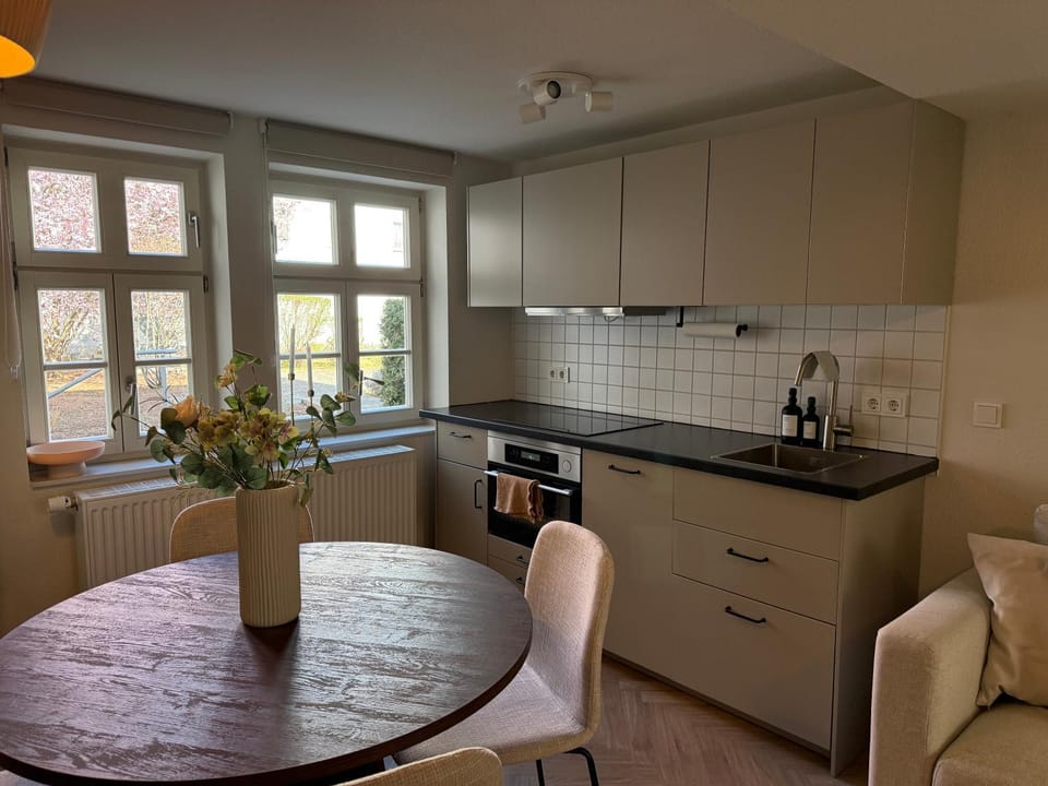Kitchen or kitchenette, Dining area