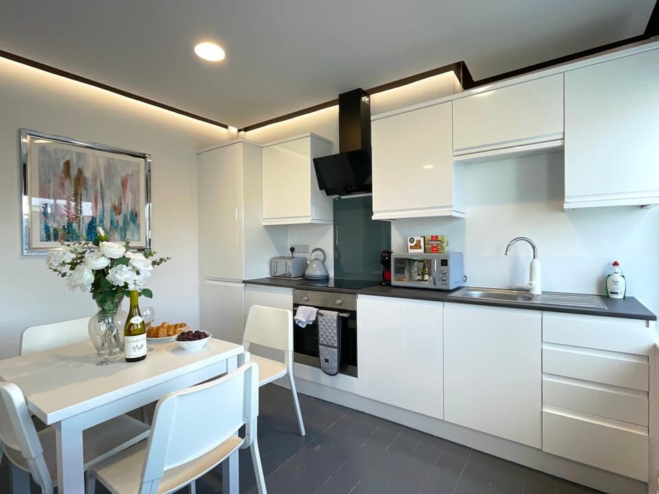 Coffee/tea facilities, dishwasher, minibar, pet friendly, stove, toaster, washing machine, dryer, kitchen